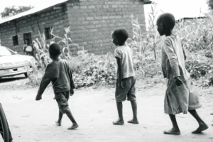 Enfants d'honneur remontant l'allée d'une cérémonie en plein air dans des tenues souples et coordonnées