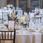 Cadeaux d&rsquo;invités : ceux qui repartent avec eux et ceux qui restent sur la table