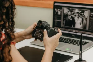 Un photographe de mariage vérifie ses clichés pendant la réception, entre deux moments clés de la journée