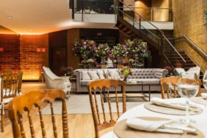 Guirlandes LED blanc chaud tendues en canopée au plafond d'une salle de réception de mariage