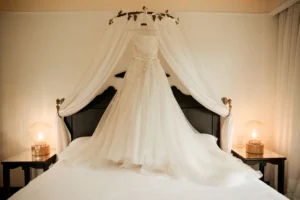 Robe de mariée courte en dentelle exposée dans un atelier de création nuptiale