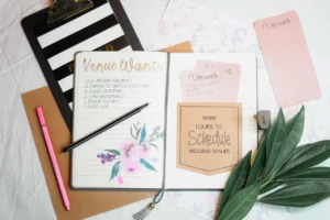 Un wedding planner coordonne les prestataires le jour du mariage pour que le couple n'ait pas à s'en occuper