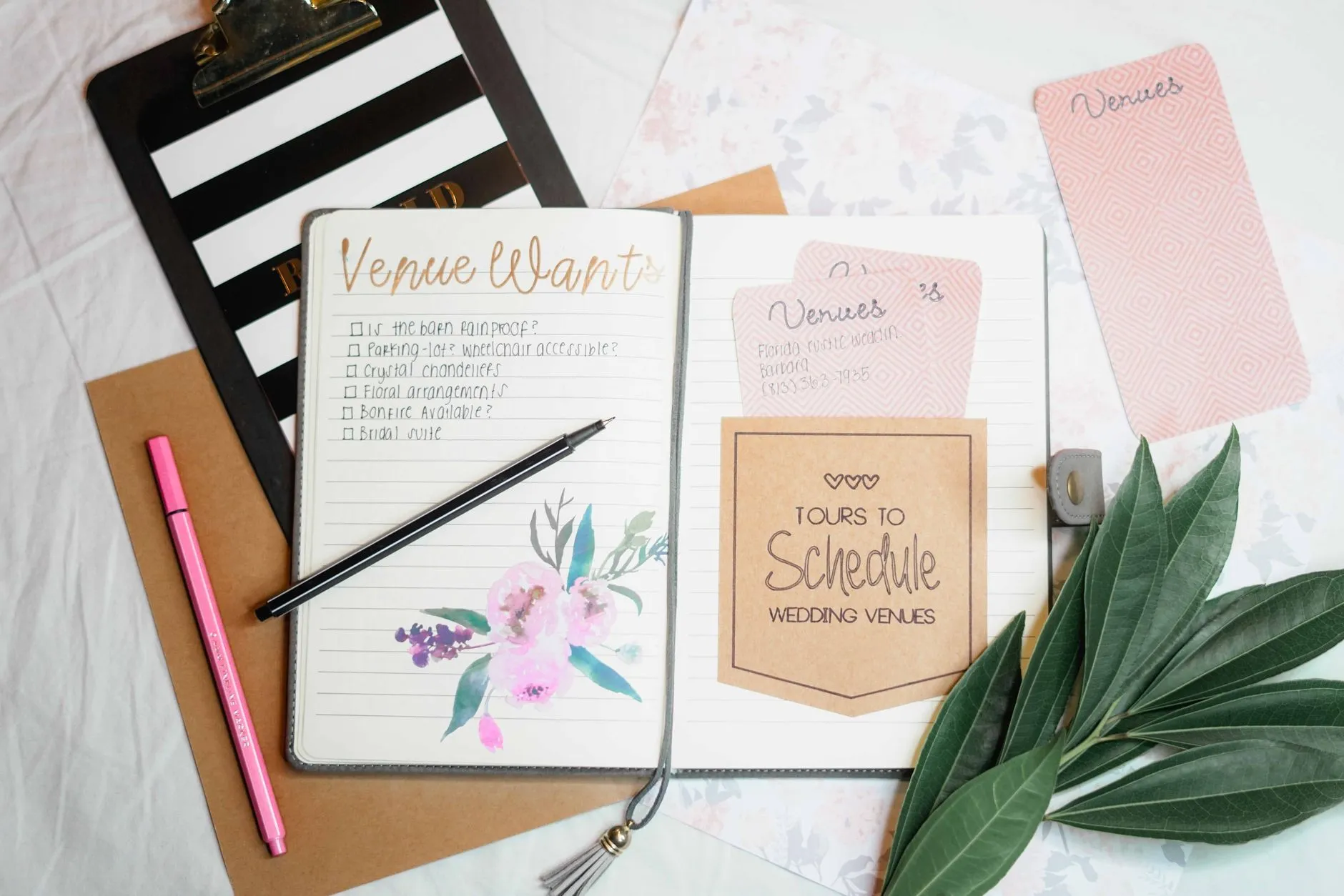 Un wedding planner coordonne les prestataires le jour du mariage pour que le couple n'ait pas à s'en occuper
